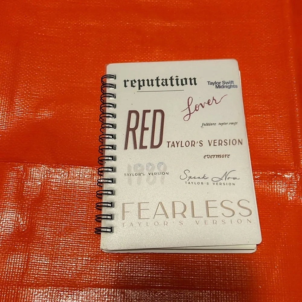 Taylor Swift notebook 👑